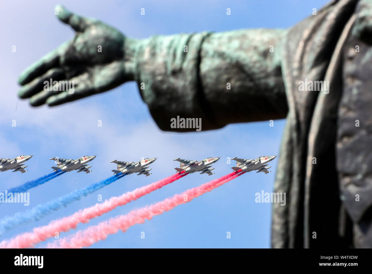 Sankt Petersburg, Russland. 25. Juli, 2019. Suchoi Su-25 Jets hinterlassen Spuren der russischen nationalen Farben während der Probe für die Marine Parade am Fluss Neva in St. Petersburg. Credit: SOPA Images Limited/Alamy leben Nachrichten Stockfoto