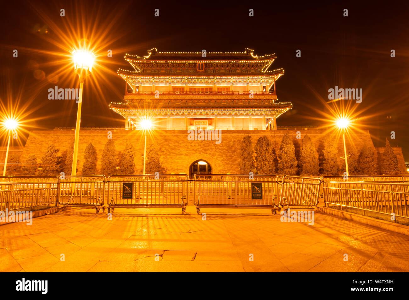Die alten traditionellen chinesischen Pfeil Turm in der Nacht, als bekannt als Bogenschießen Tower, oder Jian Lou auf Chinesisch an zhengyangmen oder Qianmen Namen entfernt Stockfoto