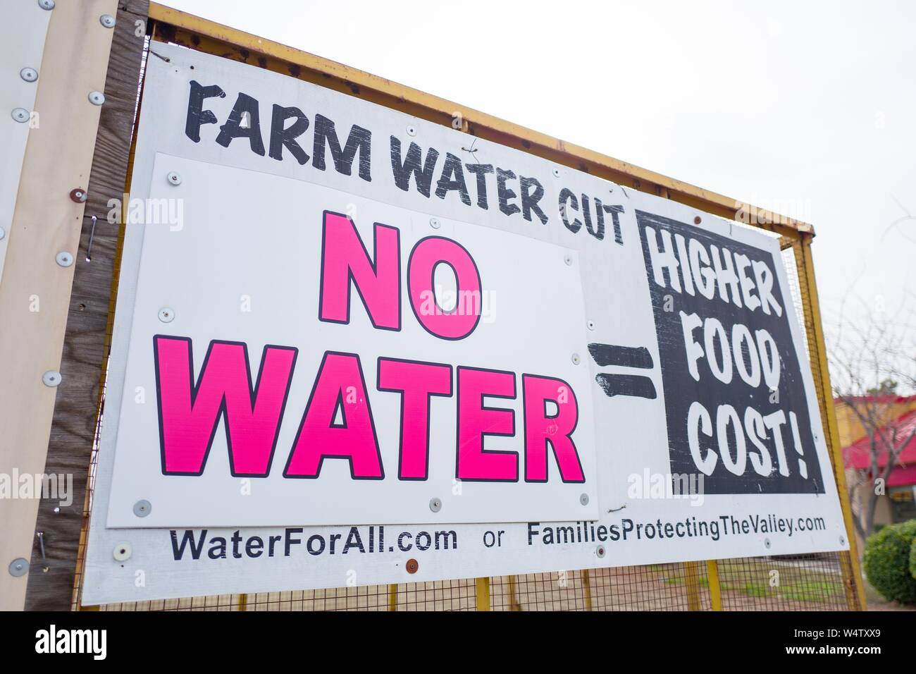 Zeichen für das San Joaquin Valley in Kalifornien protestieren Wasser politik, mit Text lesen Farm Wasser geschnitten, kein Wasser ist gleich Höhere Essen kosten, entlang der Autobahn 5 Freeway, durch politische Gruppe Familien schützen das Tal, 9. Dezember 2018 erstellt. () Stockfoto