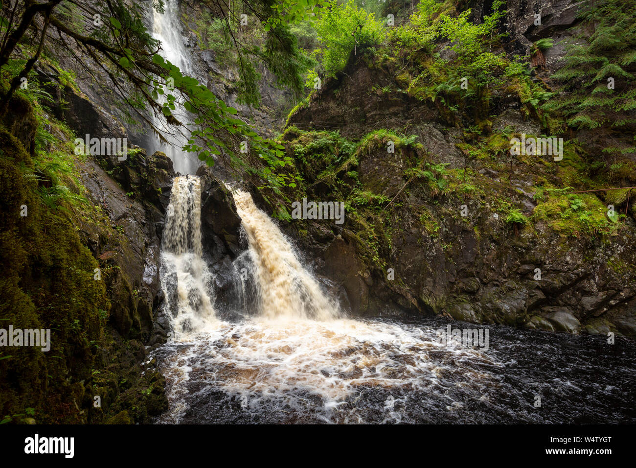 Basis von Plodda Wasserfall fällt in den schottischen Highlands Stockfoto