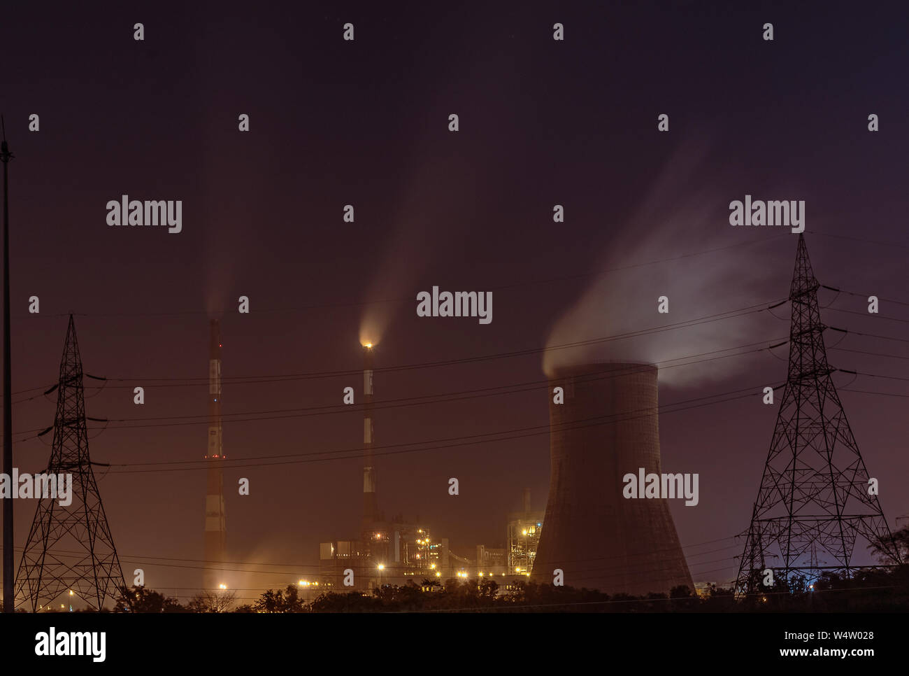 Kraftwerk in der Nacht. Industrielle Struktur Landschaft Stockfoto