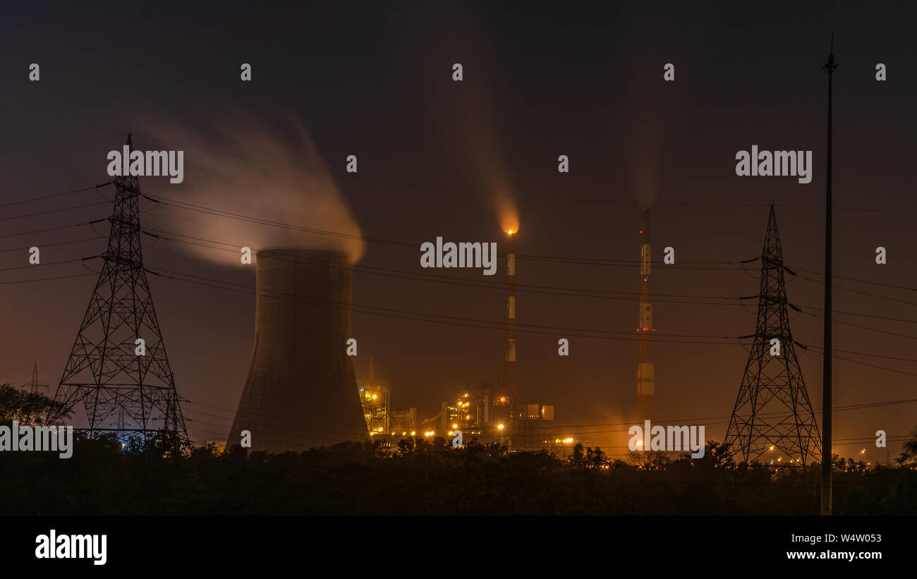 Kraftwerk in der Nacht. Industrielle Struktur Landschaft Stockfoto