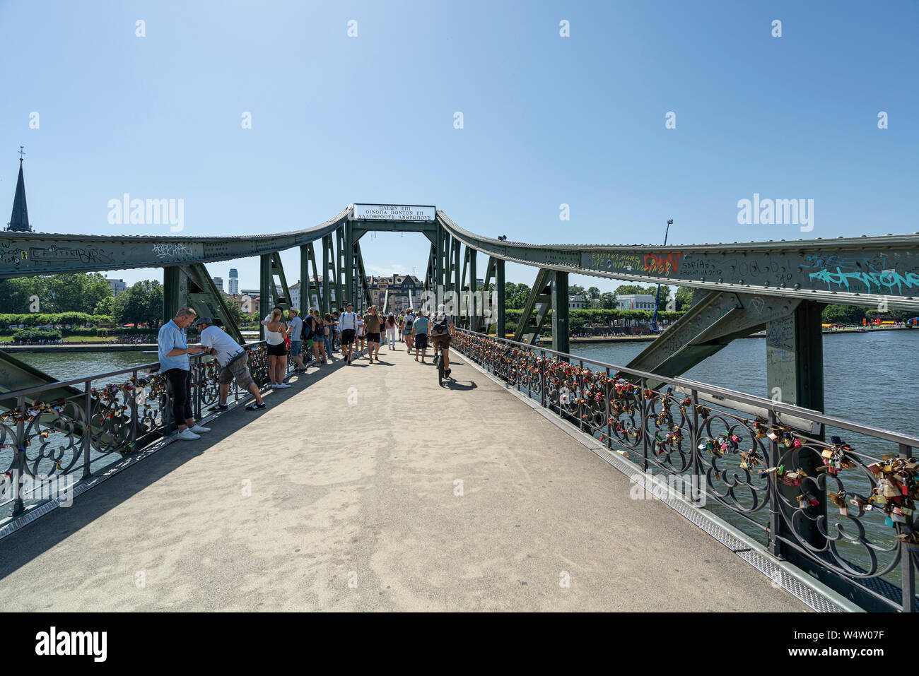 Frankfurt am Main, Juli 2019. Ein Blick auf die Leute gehen auf die Eiserne Brücke Stockfoto