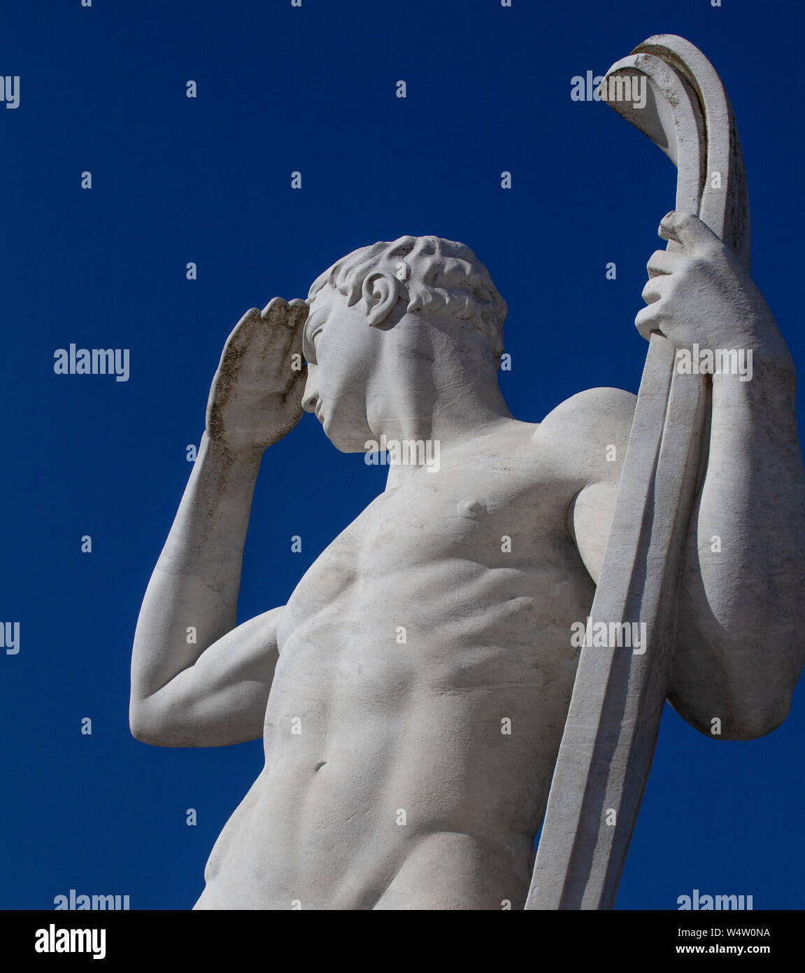 Die Statue der Skifahrer in das Stadio dei Marmi (Marmor Stadion) in Rom. Die Statue ist Holding Skier und schaut in die Ferne vor blauem Himmel. Stockfoto