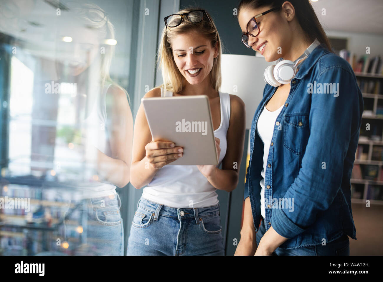 Gruppe von Freunden, die gemeinsam an der Universität studieren Stockfoto