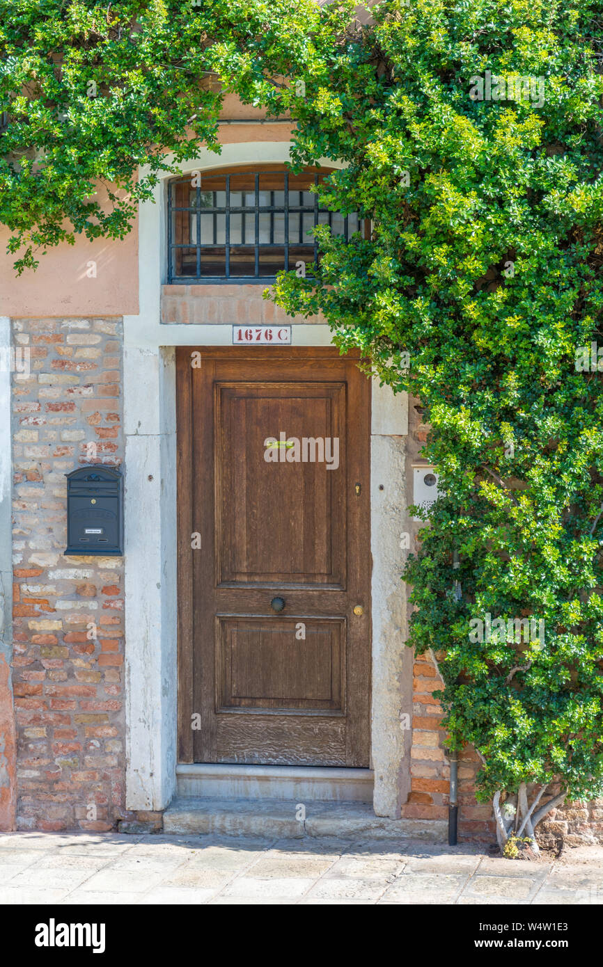 Venedig, Italien, 17. MAI 2019: Typisch antiken Tür in Venedig Stockfoto