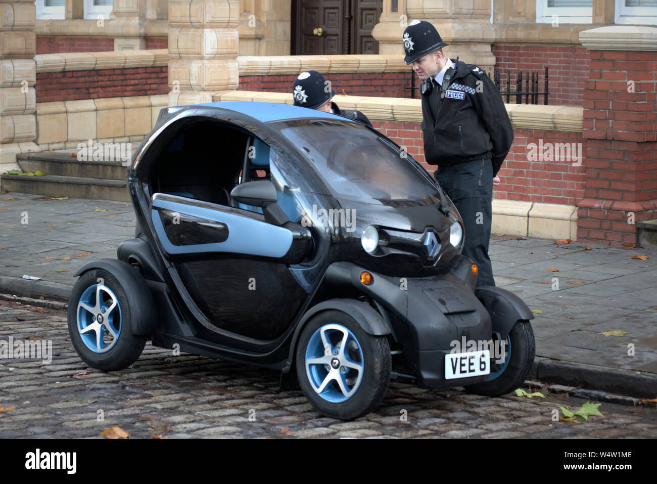 Polizei untersuchen Renault Twizzy Stockfoto