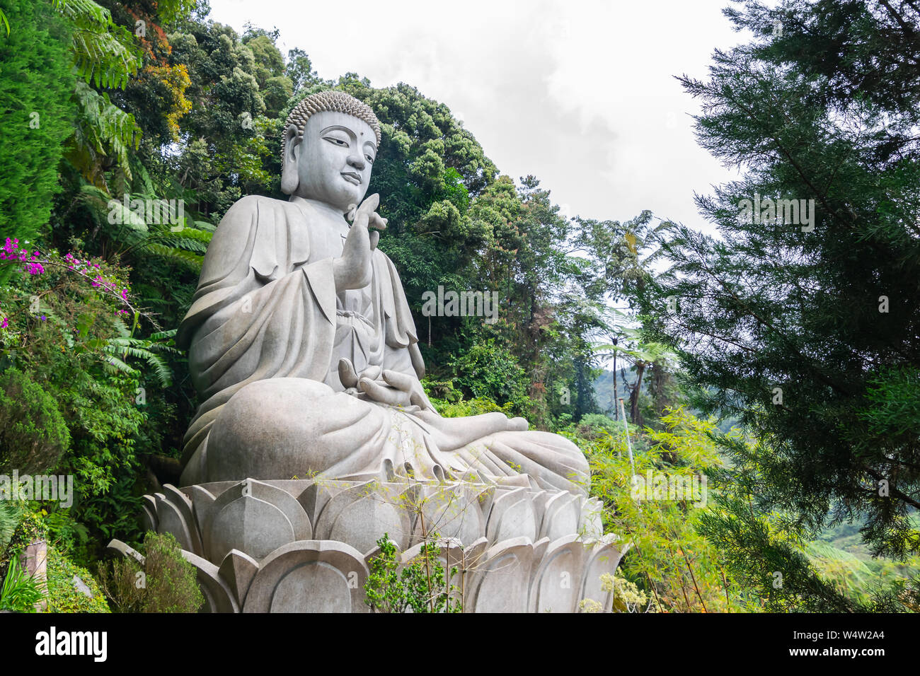 Die kultige Aussicht auf Große Buddha Statue an Chin Swee Höhlen, Tempel, der den taoistischen Tempel in Genting Highlands, Pahang, Malaysia Stockfoto