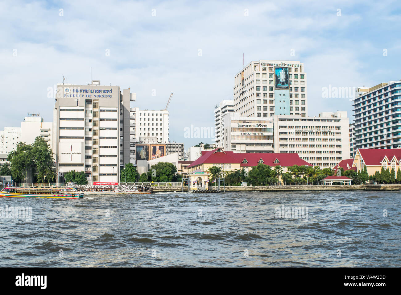 Bangkok, Thailand - Dezember 1, 2017: Ansicht des Siriraj Krankenhaus, Mahidol University, die älteste und größte Krankenhaus in Thailand, in Bangkok auf entfernt Stockfoto