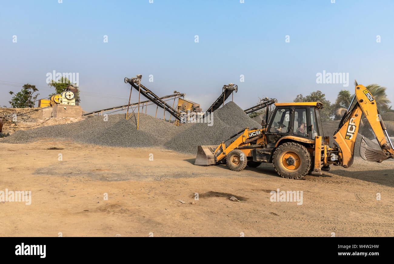 Die industrielle Gewinnung von Stein im Stein Mine mit Moody Himmel arbeiten. Stockfoto