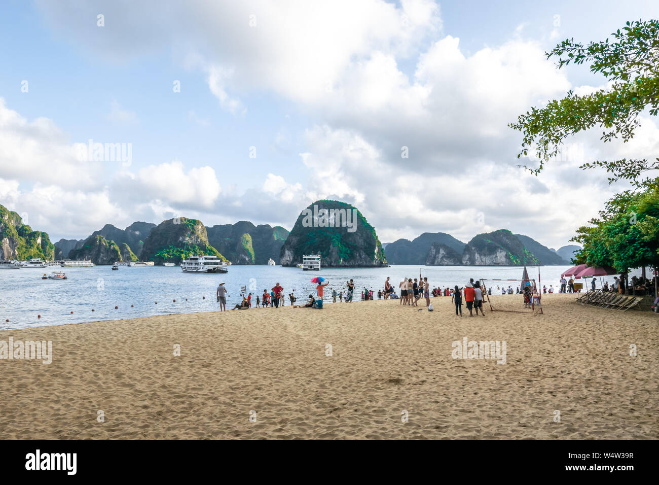 Quang Ninh, Vietnam, Oktober 14, 2018: Blick von Reisenden erhalten am Strand von Ti Top Island, einer Insel in Ha Long Bucht relaxen - Das wold Weltkulturerbe Stockfoto