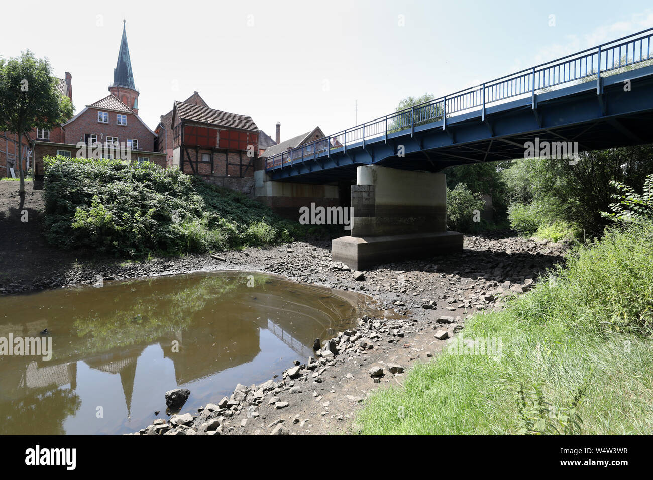 25 Juli 2019, Mecklenburg-Vorpommern, Dömitz: Der 'Dove Elbe', den ursprünglichen Verlauf der Elbe hat sich im Zentrum der Stadt getrocknet. Der Zustand ist das gleiche wie fast genau vor einem Jahr, wenn die lang anhaltende Trockenheit führte zu niedrigen Wasserständen. Foto: Bernd Wüstneck/dpa-Zentralbild/dpa Stockfoto