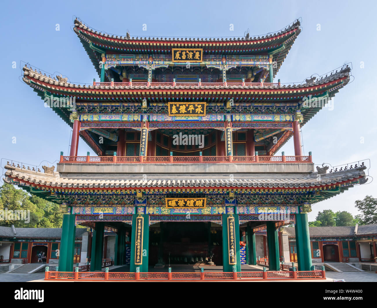 Peking, China - 25 Mai, 2018: Der berühmte Blick auf das Grand Theater Bühne der Deheyuan im Garten der Tugend und Harmonie im Sommerpalast, Peking, China Stockfoto