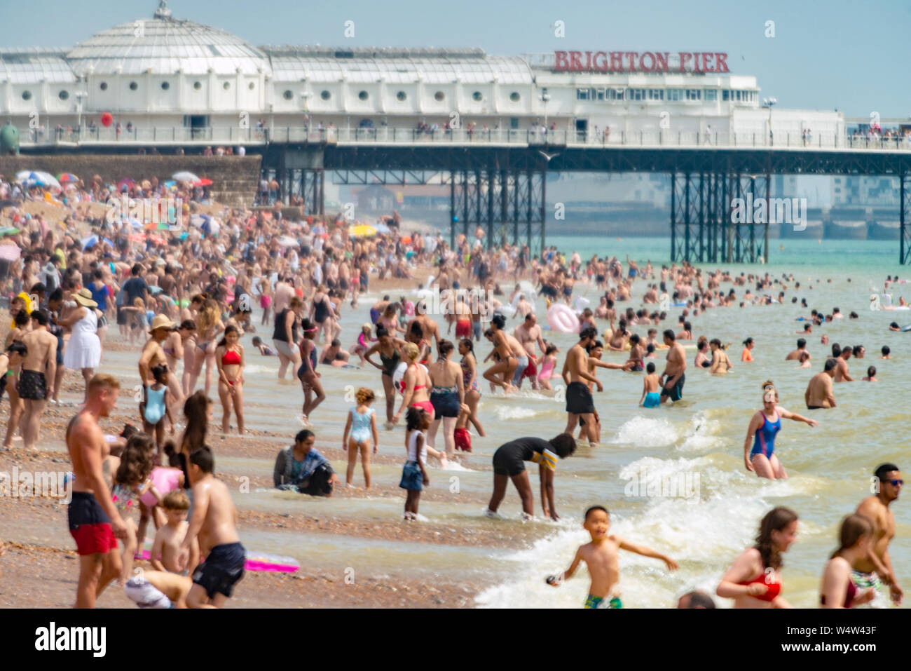 Brighton, UK. 25. Juli, 2019. Rekord Temperaturen und Sonnenschein gekauft um die Menschenmengen zu Brighton Beach heute. Credit: Andrew Hasson/Alamy leben Nachrichten Stockfoto