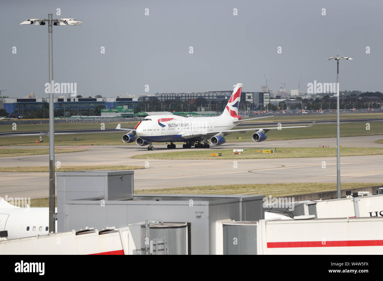 Ebenen auf der Start- und Landebahn am Flughafen Heathrow. Das Vereinigte Königreich hat den heißesten Juli Tag auf Aufzeichnung übertraf mit 36,9 Grad Celsius in Heathrow aufgezeichnet wird. Der britischen Rekord von 38,5 Grad kann später am Nachmittag gebrochen werden. Stockfoto