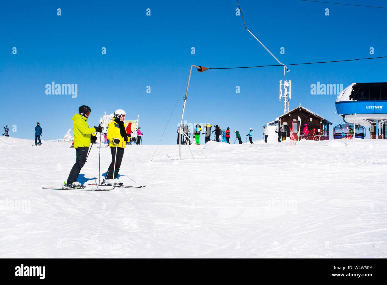 Kopaonik, Serbien - Januar 20, 2016: Skigebiet Kopaonik, Serbien, Skilift, Skipiste, Menschen, die von der Lift und Skifahren Stockfoto