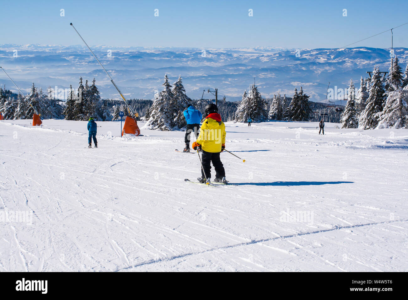 Kopaonik, Serbien - Januar 20, 2016: Skigebiet Kopaonik, Serbien, Skipiste, Leute unten Ski den Hügel, Berge Stockfoto