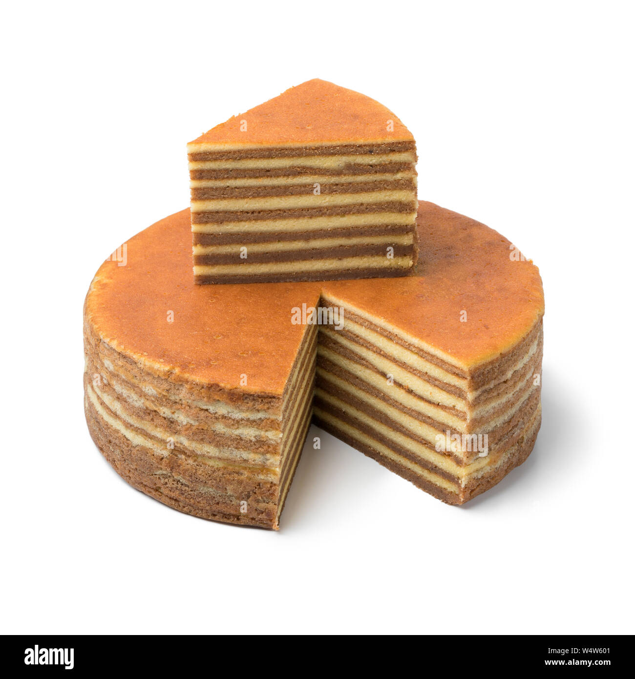 Asiatische hausgemachte Layer Cake und ein Stück an der Oberseite der Torte auf weißem Hintergrund Stockfoto