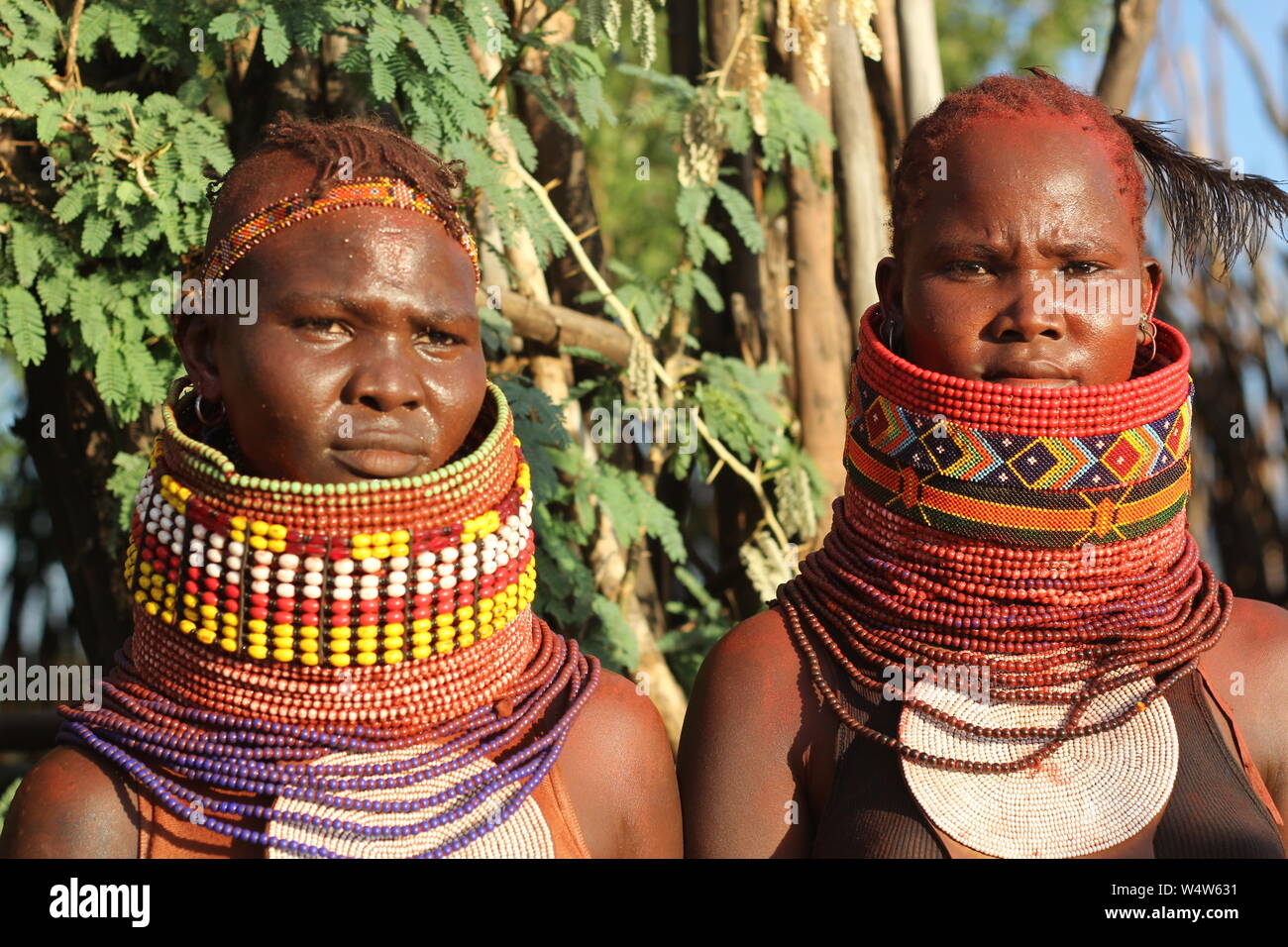 Zwei Turkana-frauen tragen Perlen, lackiert mit Roten orchre, Nordkenia Stockfoto