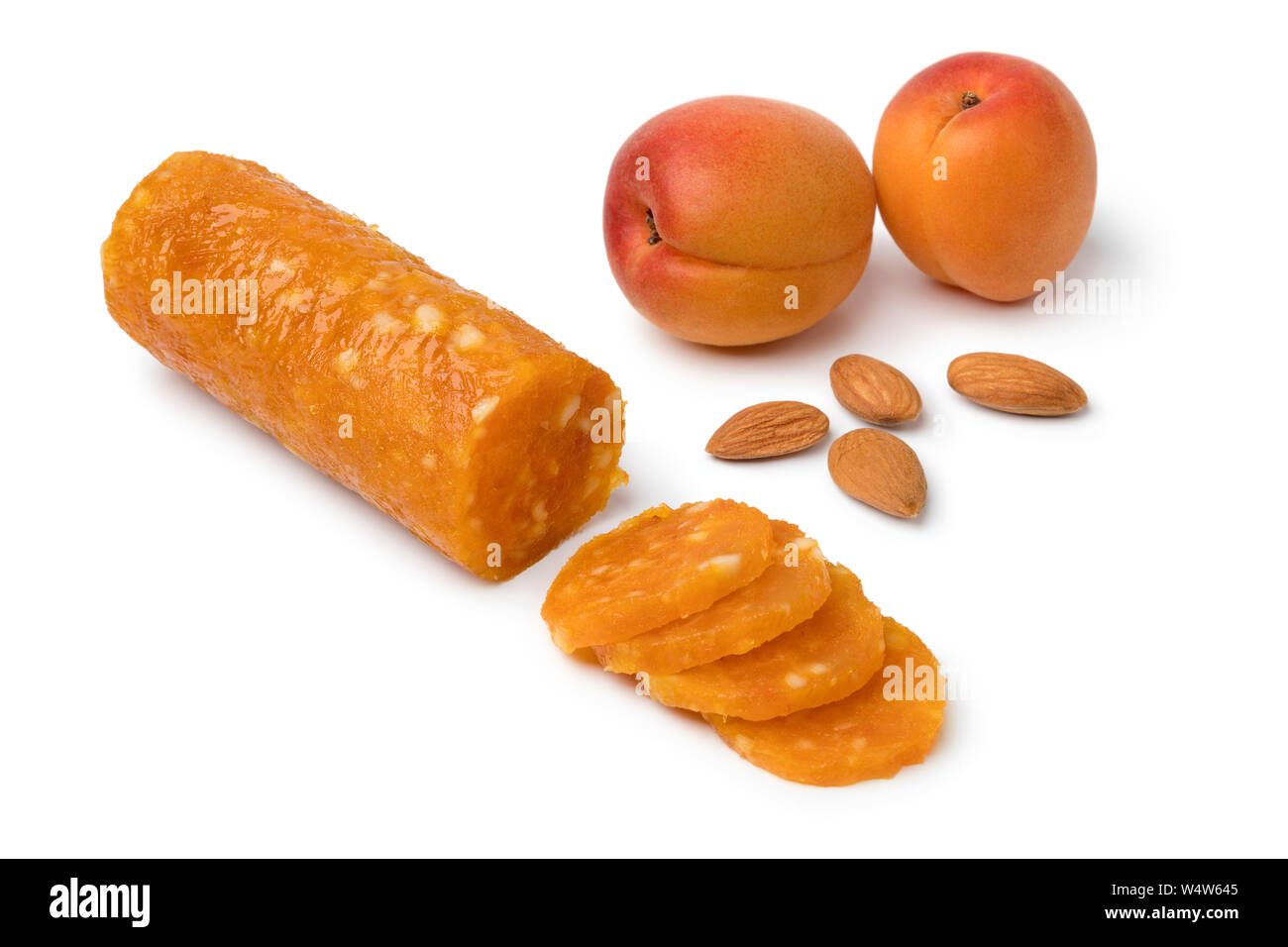 Süße getrocknete Aprikose und Mandel Rollen als Snack auf weißem Hintergrund Stockfoto