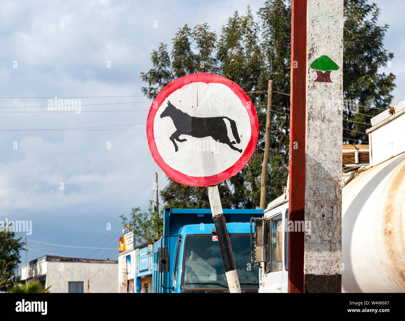 Maßgeschneiderte Road Sign in Metu Stadt, Äthiopien, Übersicht springen Kuh/Pferd Stockfoto