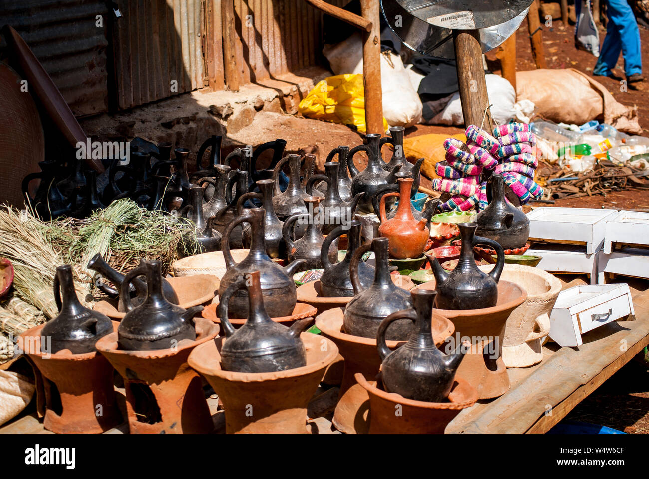 Traditionelle Ton Kaffeekannen auf einem ländlichen Markt in Illubabor, Äthiopien Stockfoto