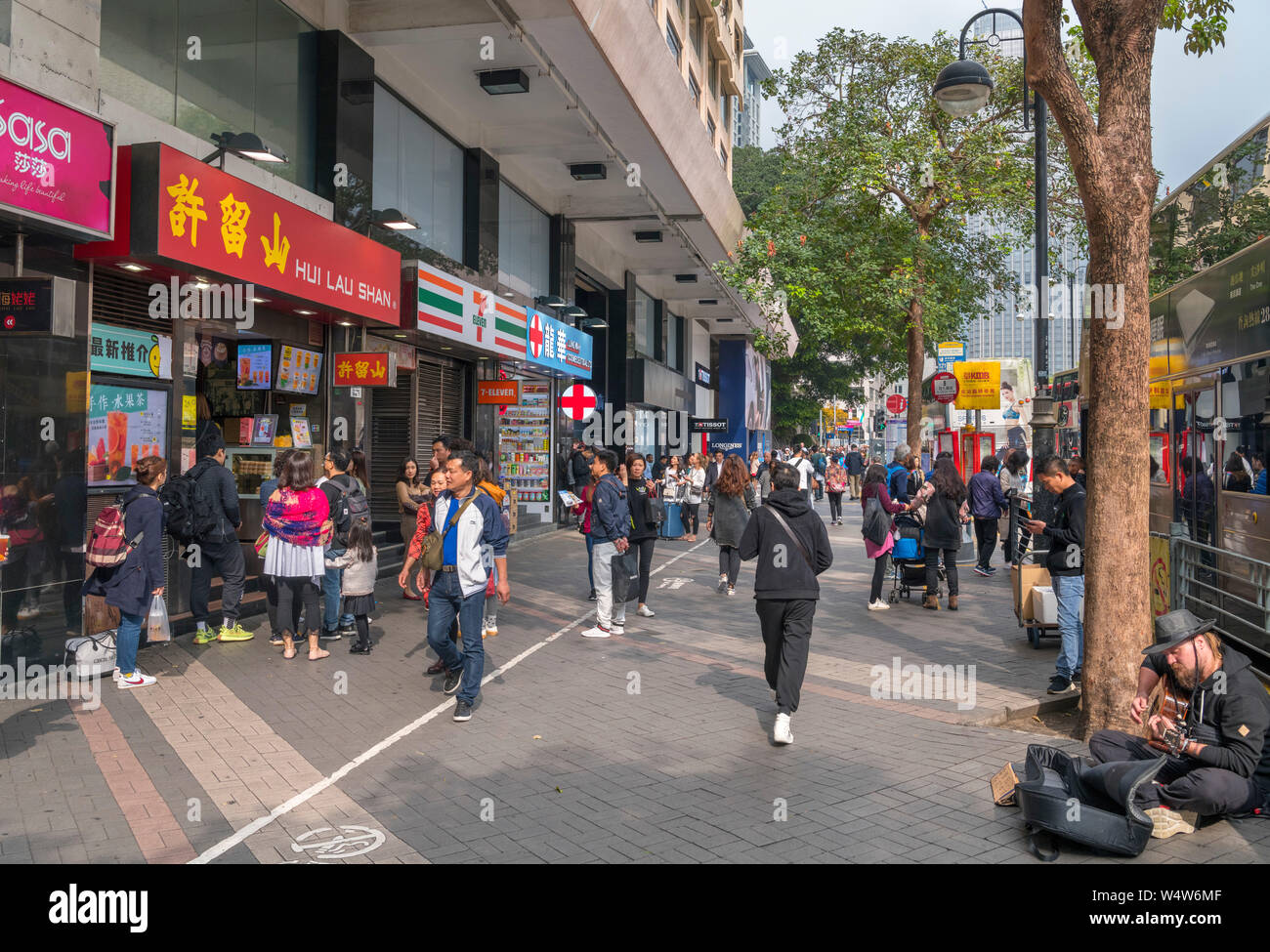 Geschäfte außerhalb der Star Ferry Terminal, Tsim Sha Tsui, Kowloon, Hongkong, China Stockfoto
