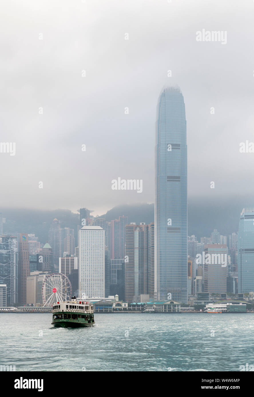 Star Fähre in den Hafen von Hong Kong mit zwei International Finance Center und Zentrale skyline hinter, Hong Kong Island, in Tsim Sha Tsui, Hong Kong, China Stockfoto