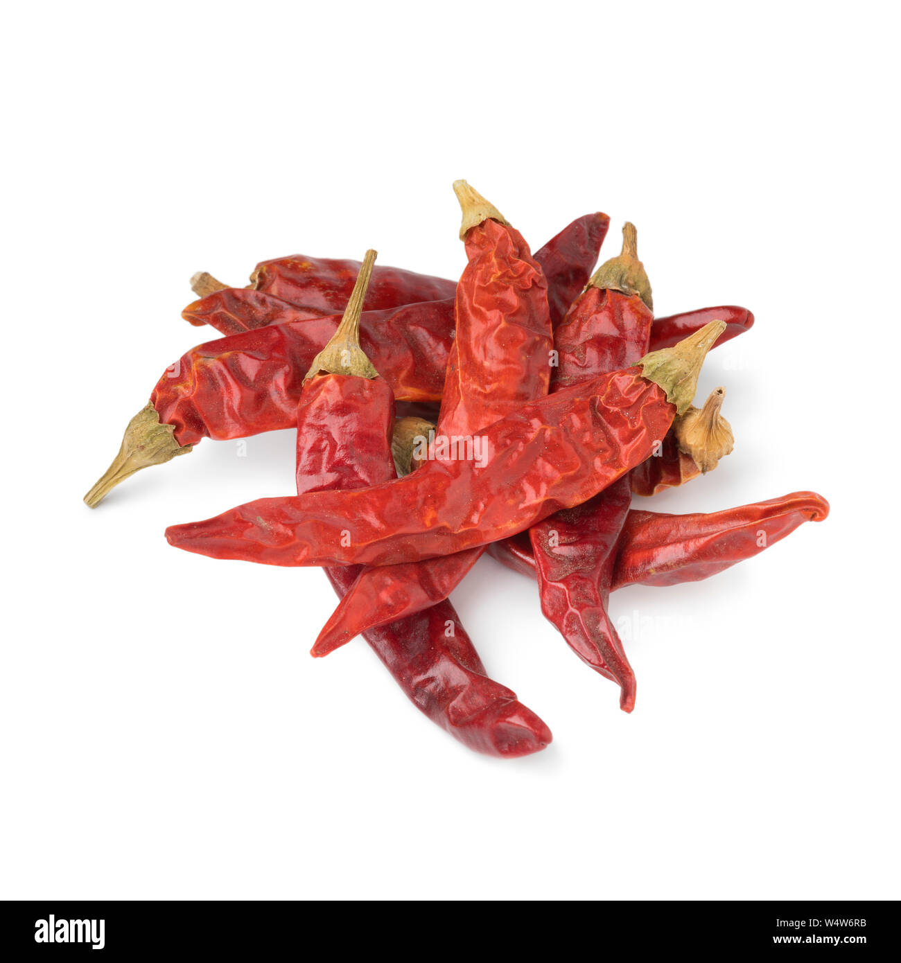 Haufen getrocknete rote Chilischoten auf weißem Hintergrund Stockfoto