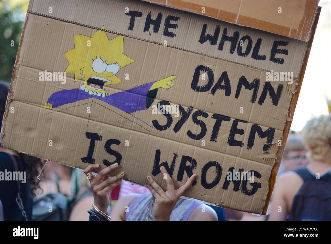 Demonstrant auf dem Schild bringt ihre Unzufriedenheit mit dem derzeitigen System der britischen Regierung durch ein Zitat von Lisa Simpson Stockfoto