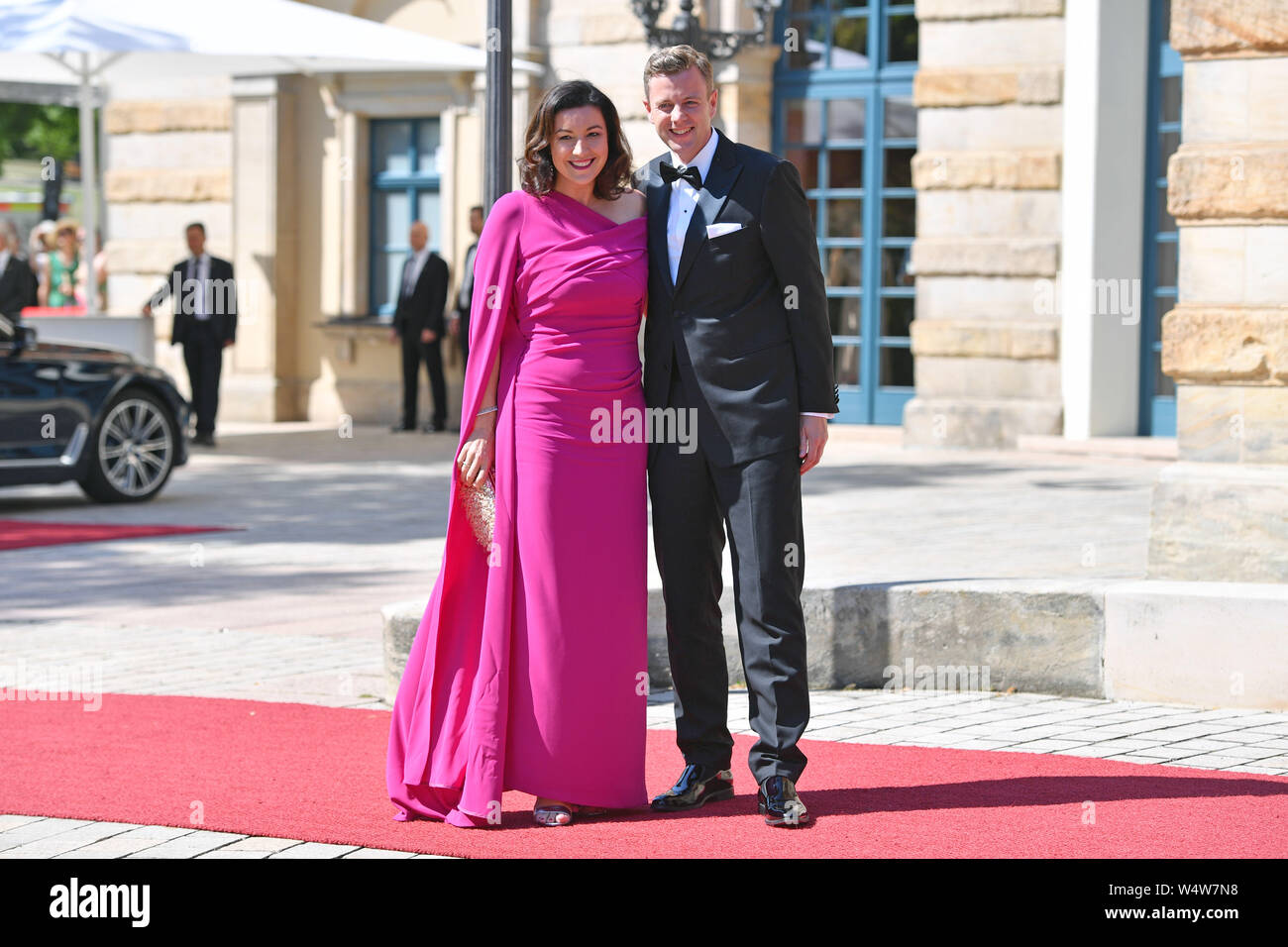 Bayreuth, Deutschland. 25. Juli, 2019. Dorothee Bär (CSU) mit Ehemann Oliver bei Ihrer Ankunft. Eröffnung der Bayreuther Richard Wagner Festival 2019. Roter Teppich am 25.07.2019. Grüner Hügel, | Verwendung der weltweiten Kredit: dpa/Alamy leben Nachrichten Stockfoto