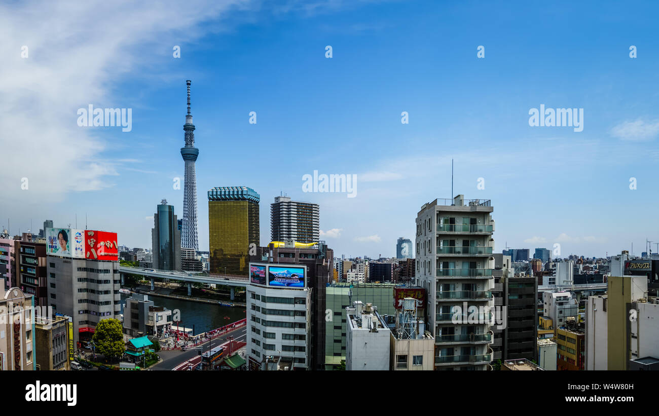 Tokyo, Japan - 11. Mai 2019: Stadtbild mit Tokyo Skytree im Blick. Tolle Aussicht von Asakusa Kultur Tourist Information Center. Stockfoto