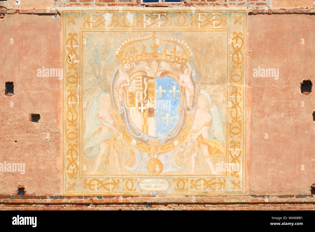Vicoforte, Italien, 17. August 2016: Wallfahrtskirche von Vicoforte Kirche, Wappen der Freien auf die seitliche Fassade an einem sonnigen Sommertag in Piemont, Italien Stockfoto