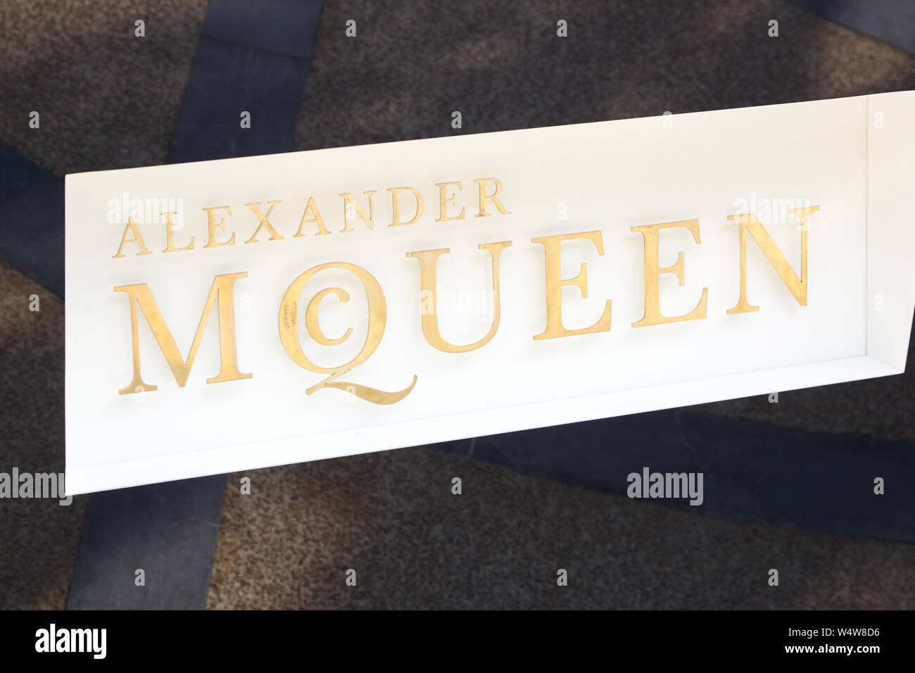MONTE CARLO, MONACO - 19. AUGUST 2016: Alexander Mc Queen fashion Luxus Store anmelden in Monte Carlo, Monaco. Stockfoto