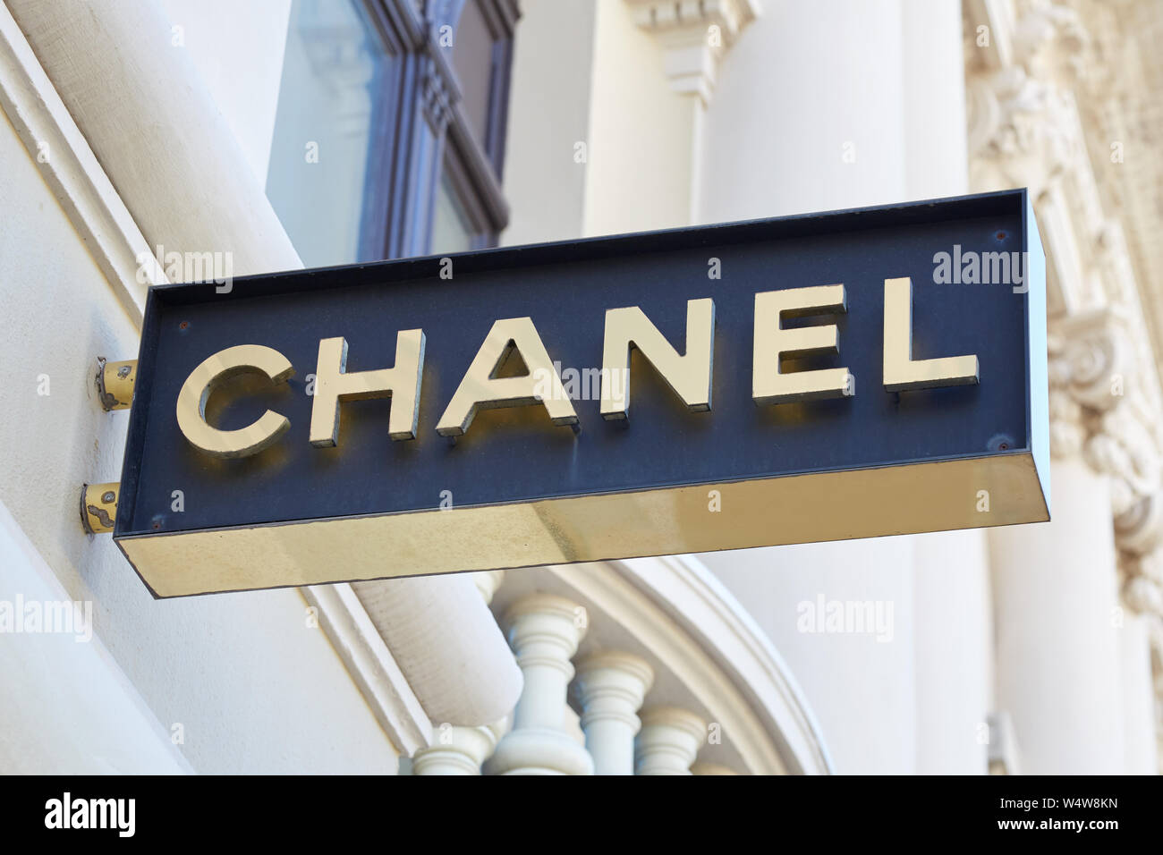 MONTE CARLO, MONACO - 21. AUGUST 2016: Chanel Mode und Schmuck Luxus store goldenen Zeichen in Monte Carlo, Monaco. Stockfoto