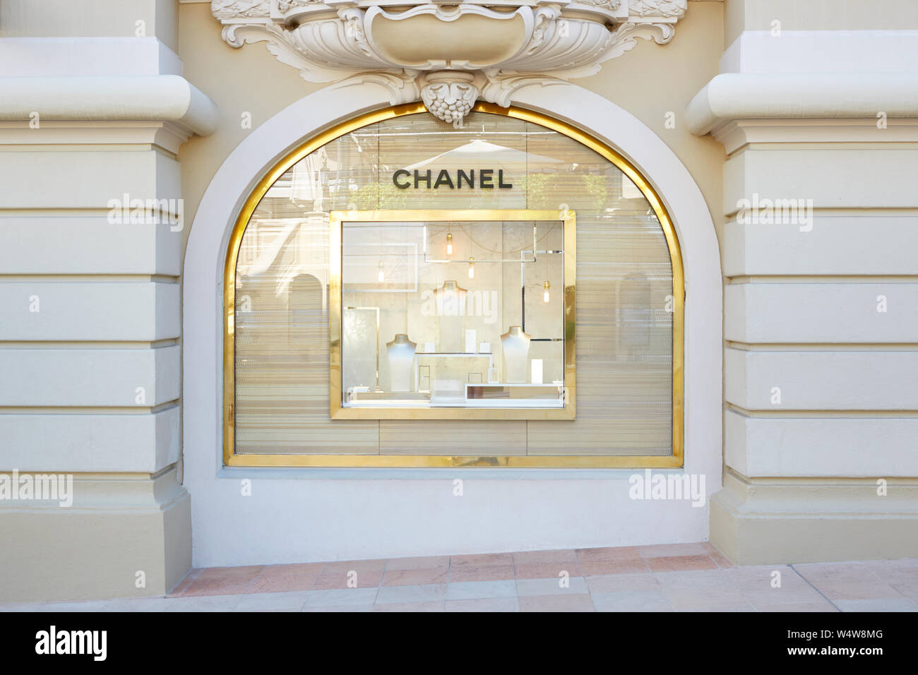 MONTE CARLO, MONACO - 21. AUGUST 2016: Chanel Mode und Schmuck luxus Store Fenster in Monte Carlo, Monaco. Stockfoto