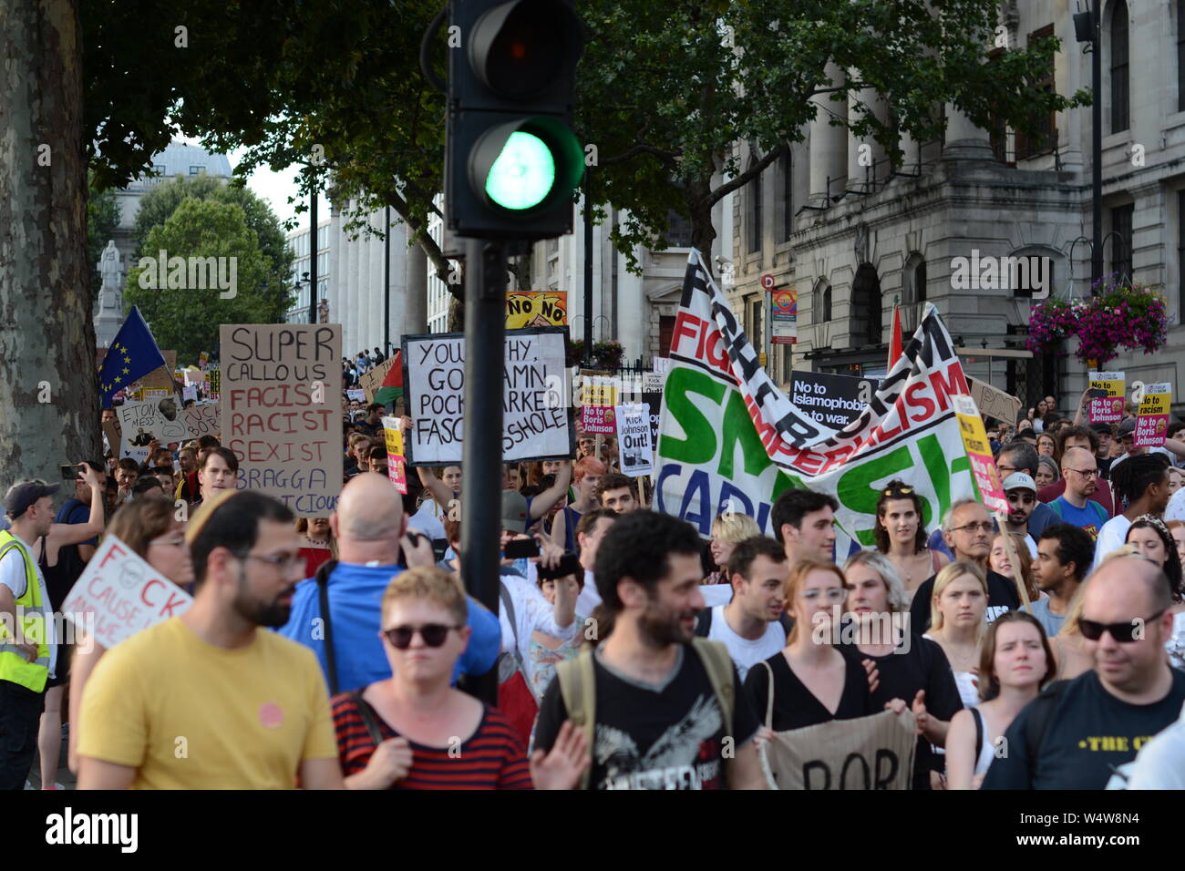 Demonstranten sporting große Banner märz hinunter Charing Cross Road Stockfoto