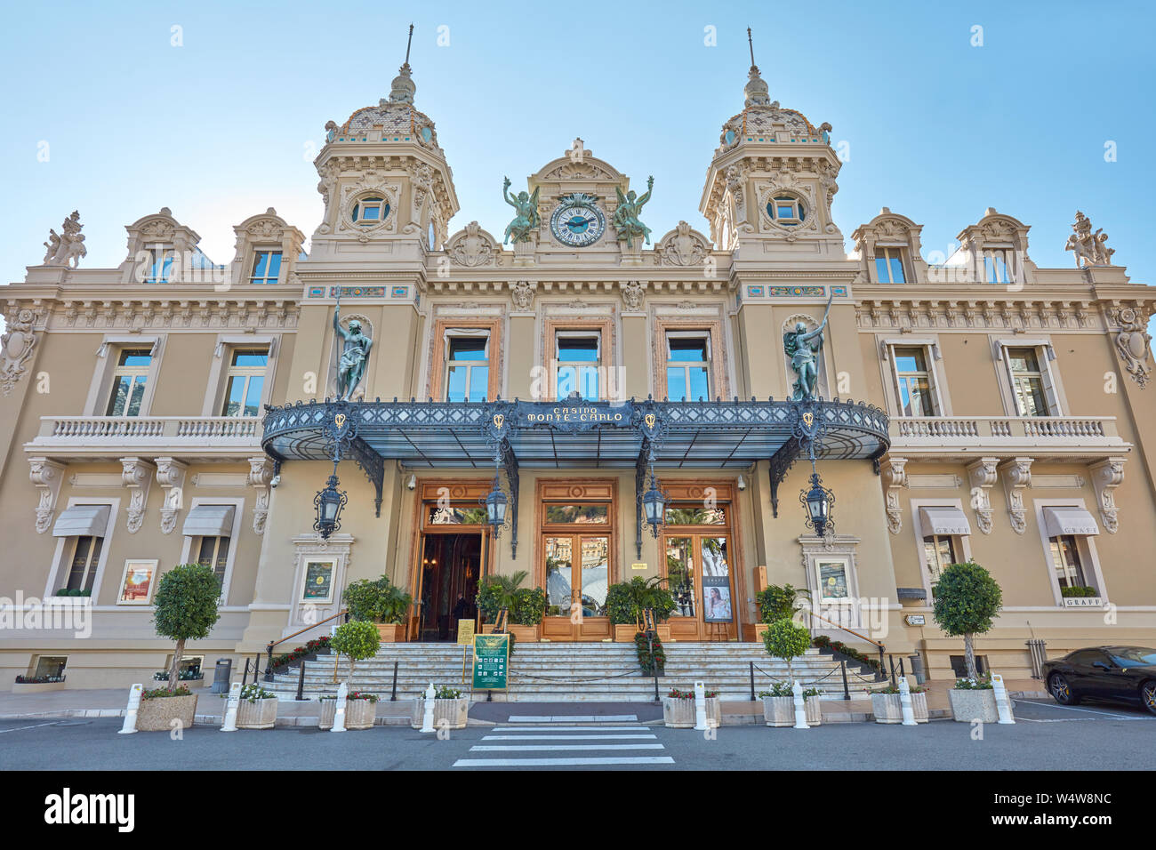 MONTE CARLO, MONACO - 21. AUGUST 2016: Casino Gebäude Fassade mit Eingang an einem sonnigen Sommertag in Monte Carlo, Monaco. Stockfoto