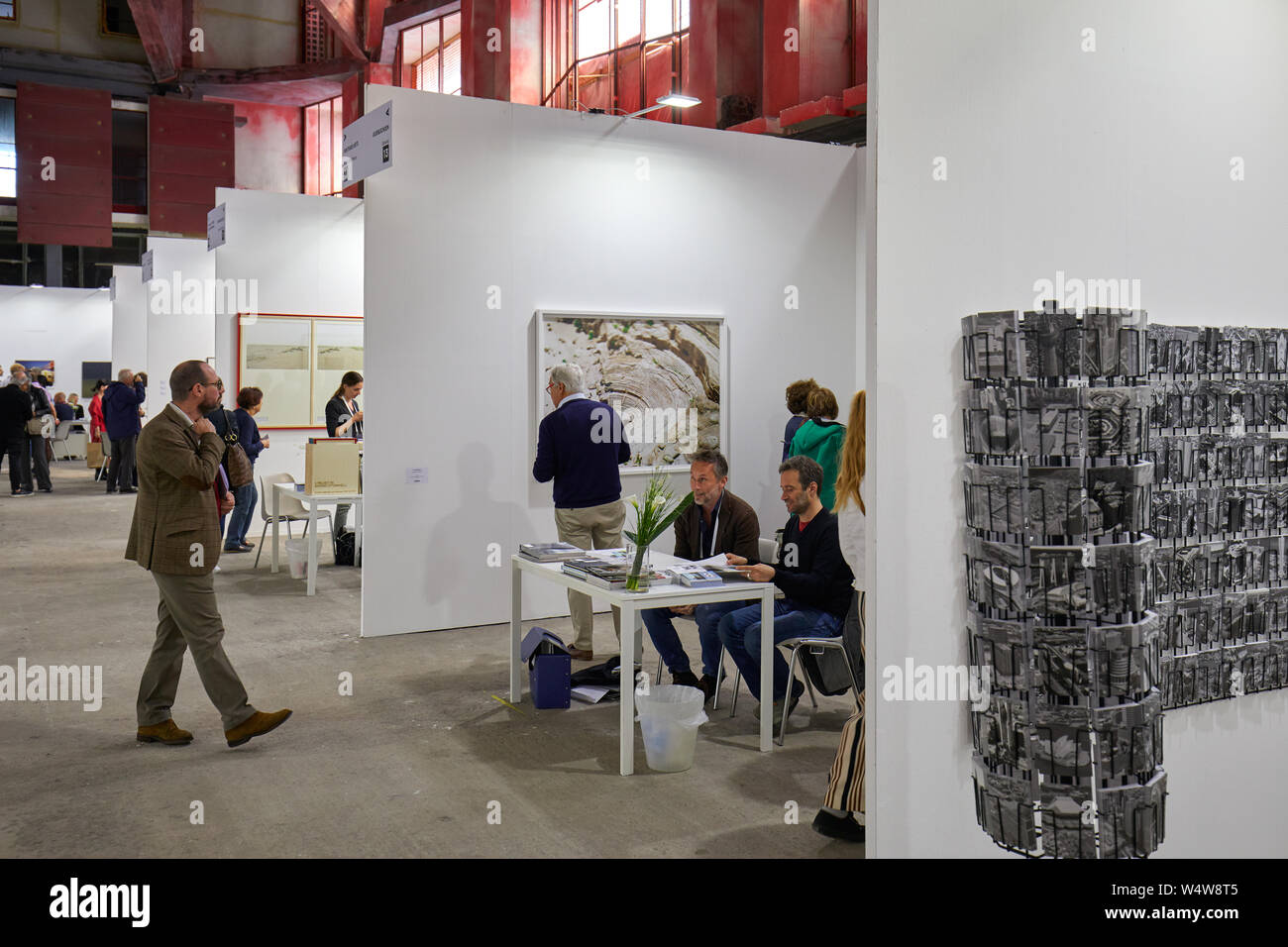 TURIN, Italien - 4. Mai 2019: Die phair Fotografie art fair in Borsa Valori mit Besuchern in Turin, Italien. Stockfoto