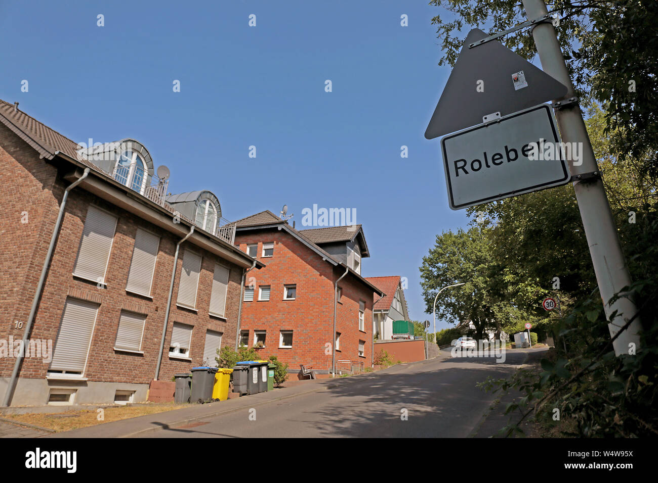25 Juli 2019, Nordrhein-Westfalen, Bonn: Das Ortsschild im Bezirk Roleber. Nach vorläufigen Ergebnissen hat die Bundesrepublik Deutschland ein hitzerekord für den zweiten Tag in Folge: 40,6 Grad waren an der Bonn-Roleber Station am 14.20 Uhr gemessen. Foto: Oliver Berg/dpa Stockfoto