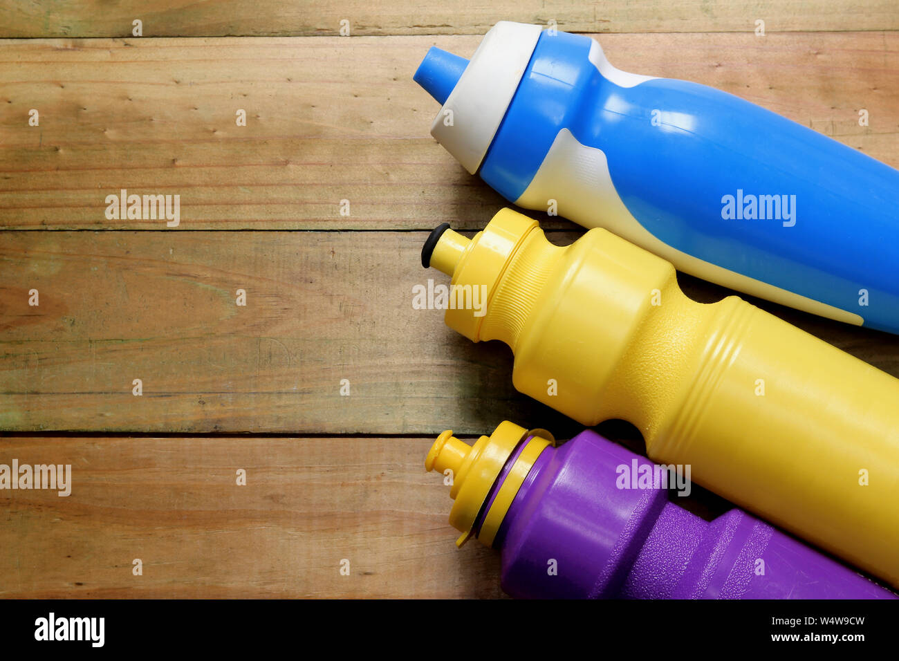 Plastikflaschen auf hölzernen Hintergrund Stockfoto