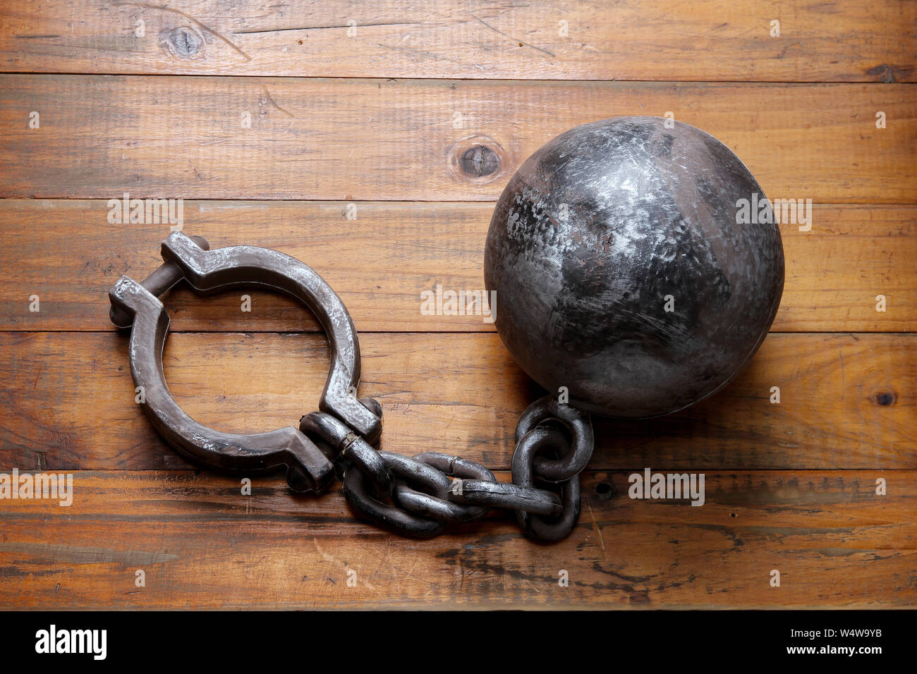 Gefängnis Schäkel auf hölzernen Hintergrund Stockfoto