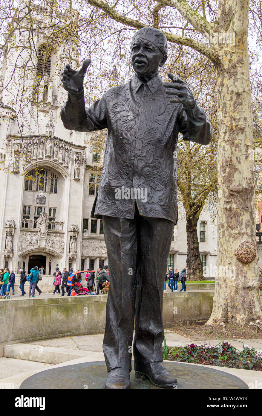 Nelson Mandela Bronze Skulptur in Parliament Square, London. Der ehemalige Präsident von Südafrika und Anti-Apartheid-Aktivist Stockfoto