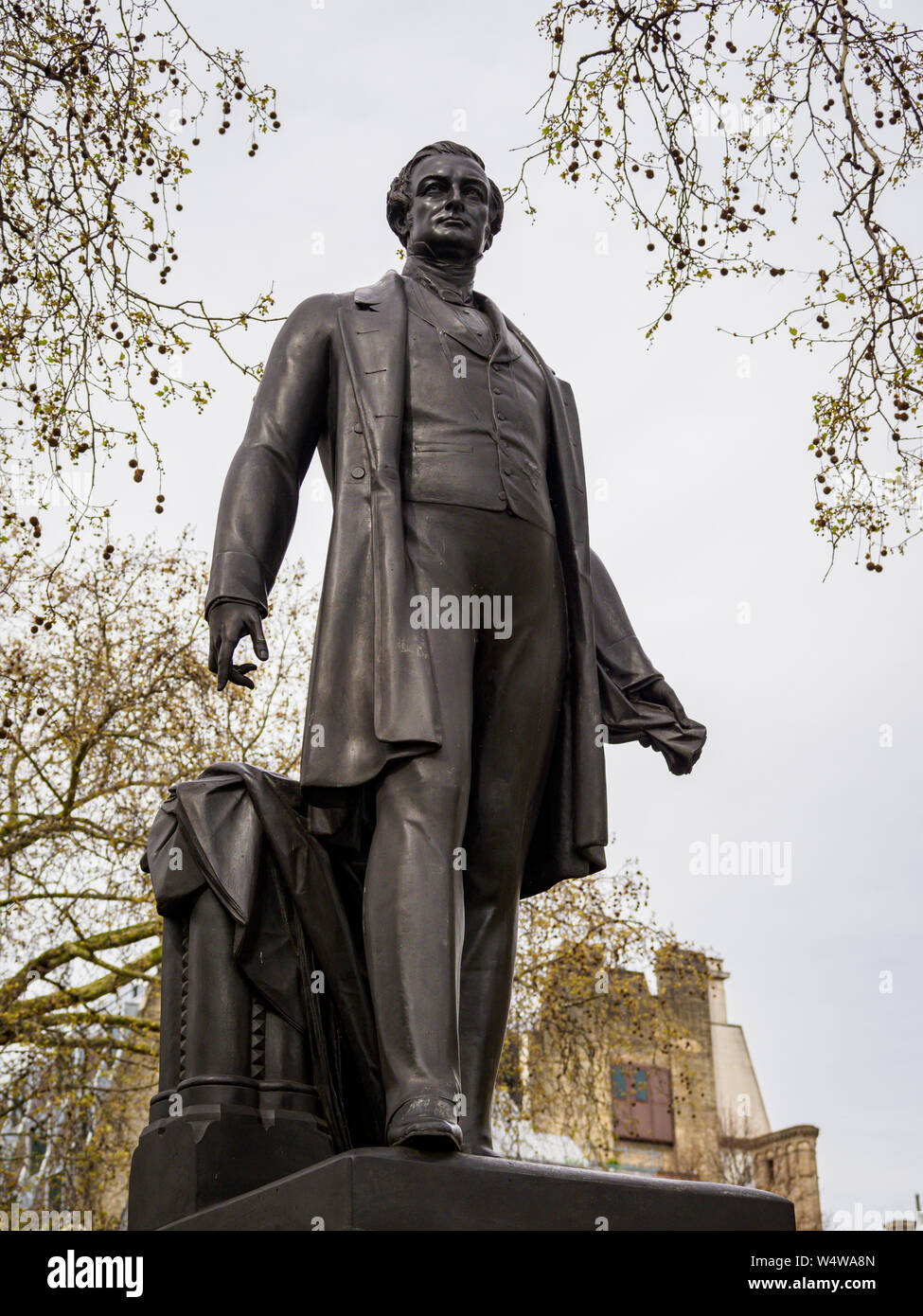 Statue von Sir Robert Peel von Bildhauer Matthew Edel in Parliament Square London Stockfoto