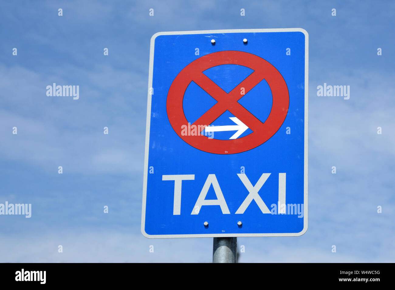 Blau Verkehr Seufzer mit rot durchgestrichenen Kreis, Pfeil rechts und das Wort "Taxi" geschrieben auf ihn gerichtet, was darauf hinweist, dass die Taxis nicht erlaubt zu Park Stockfoto