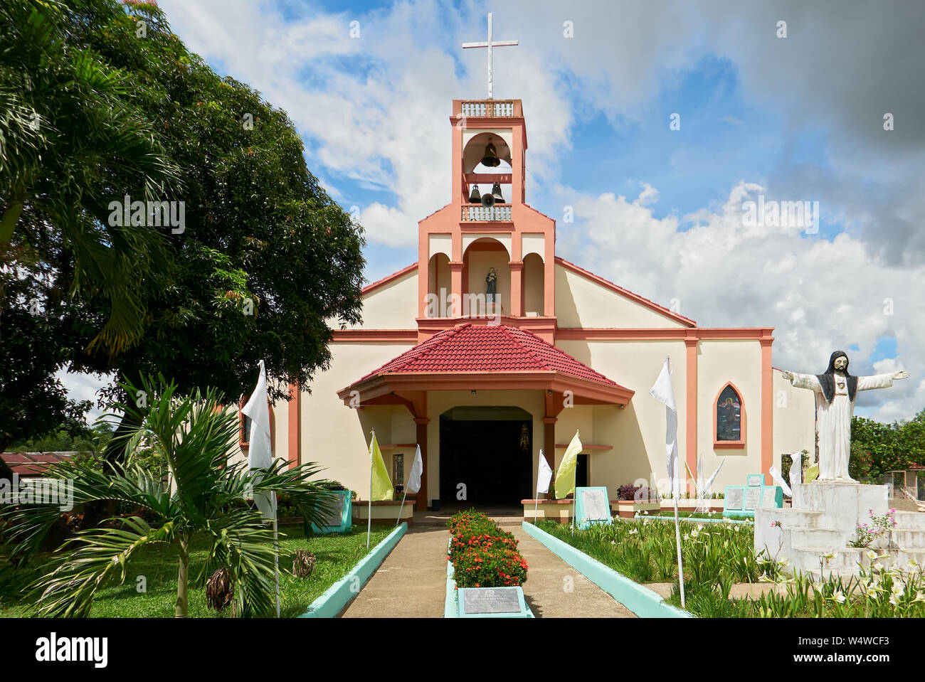 Vor dem Eingang Blick auf den spanischen Stil Pfarrkirche von San Antonio de Padua mit Garten in Cuartero Stadt umgeben, Capiz Provinz, Philippinen Stockfoto