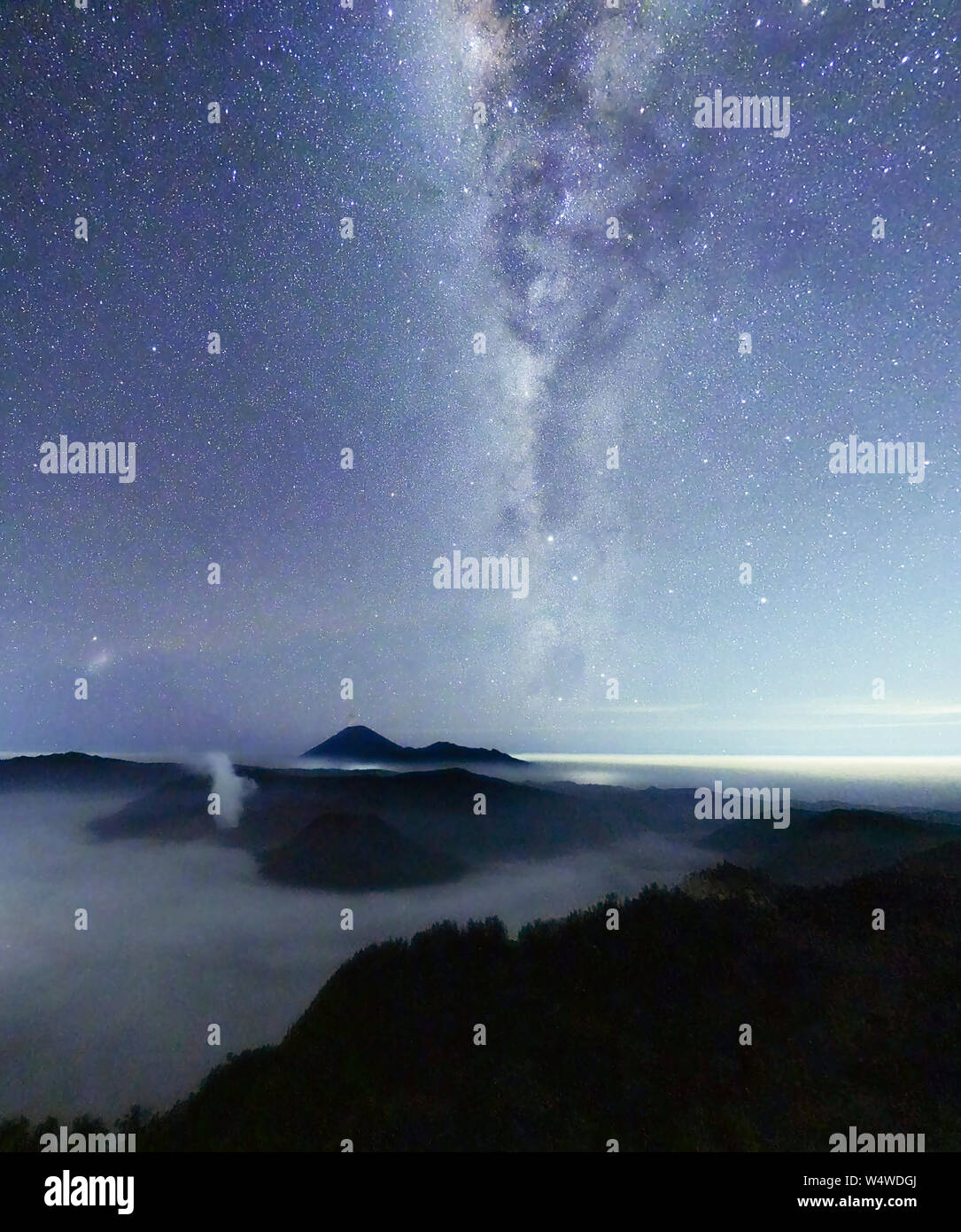 Mount Bromo Nachthimmel mit Millionen von Sternen gefüllt ein magisches Reiseziel für Touristen Indonesien Reisen Stockfoto