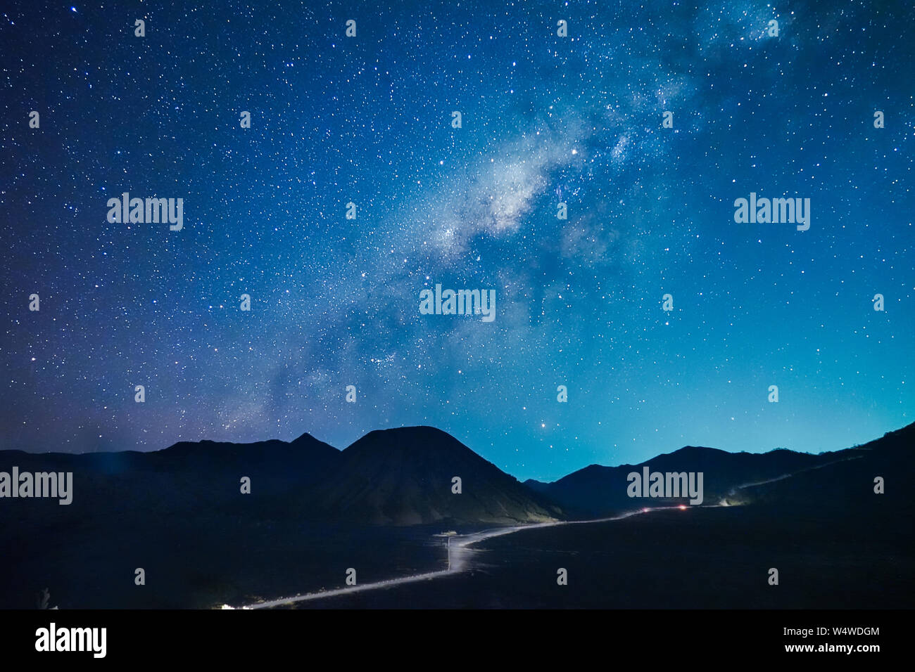 Von 26 Licht Frames (mit einer Sony Kamera aufgenommen) von Starry Landschaft Stapler 1.6.1. Algorithmus: Mittlere Stockfoto