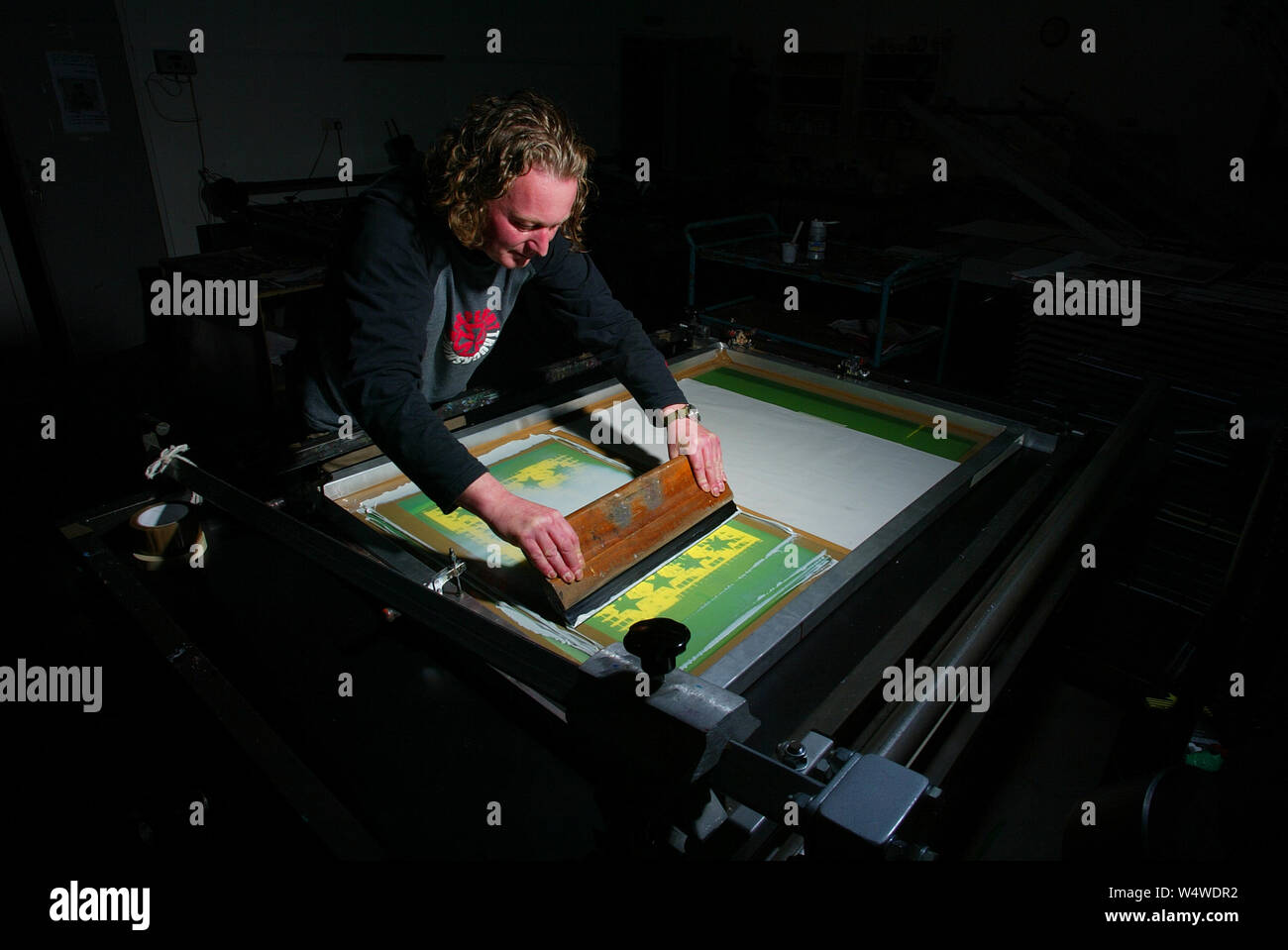 19.11.2003 - Spike Island, Bristol, England. Artist Alistair Scarlett Hand Siebdruck im Spike Island drucken Zimmer. Stockfoto