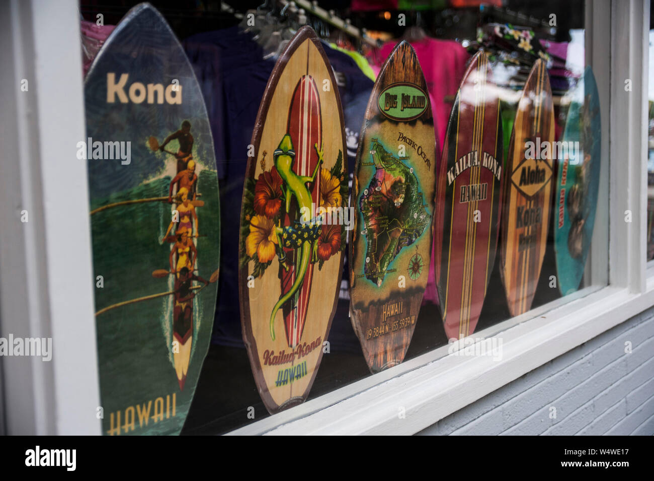 Surfbretter für Verkauf in einem Schaufenster Fenster Stockfoto